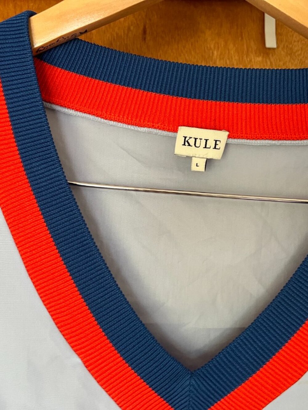 KULE poplin v-neck shirt with knit cuffs and neckline - Picture 2 of 3